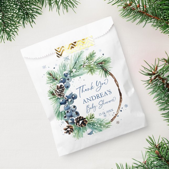 Sacolinha Pinheiros com neve chá de fraldas de inverno: (Winter baby shower snowy pines wreath favor bag watercolor blue winter berries pine cones )
