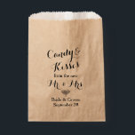 Sacolinha Pipoca personalizada ou Buffet Bar doce<br><div class="desc">Uma fonte de estilo caligráfico e um motivo de amor cardíaco ornamentado dão a este design um sentimento de vintage. A escolha da coroa de papel também adiciona um toque rústico. O texto diz Candy & Kisses do novo Sr. & Sra. Personalize estas bolsas favoritas para sua recepção de casamento...</div>