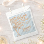 Sacolinha Primaveras de Palma Azul Pastel Beach Party Favor<br><div class="desc">Encontre-me nas palmas! Nossa Coleção de Primaveras de Palma é uma mistura sonhadora de charme de cabana de praia e perfeição pastel. Com listras moles, palmeiras, e um toque de retroglame, esta coleção traz a magia de uma fuga encharcada ao sol para a sua celebração. Quer você esteja hospedando uma...</div>
