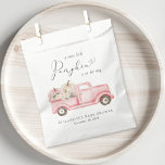 Sacolinha Pumpkin Pink Vintage Truck Floral Baby Girl Chá<br><div class="desc">Chá de menina elegante favorece bolsas que apresentam "uma doce abóbora está a caminho" na tipografia de cinzas moles e um roteiro com um inchaço cardíaco e aquarelas de um caminhão vintage,  carregando rosa e abóboras cremosas e buquês florais.</div>