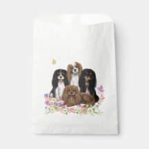 Quatro Cavaleiros Rei Charles Spaniels em Flores