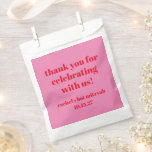 Sacolinha Red Modern Bat Mitzvah, Cor-de-Rosa Personalizada,<br><div class="desc">Tipografia em negrito personalizada rosa-claro e preto vermelho Bat moderno Mitzvah Obrigado Bolsas favoritas</div>