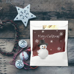 Sacolinha Red Snowman Winter Scenery Christmas Favor Bolsas<br><div class="desc">O pacote dá presentes neste feriado com um Red Snowman Winter Scenery para o Natal Bag. O design de bolsa de favores apresenta um boneco de neve feliz em uma cena de neve contra um fundo vermelho adornado com flocos de neve de cor correspondente. Itens adicionais de presentes e feriados...</div>