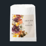 Sacolinha Russo Marsala Queimou Laranja Fall Wreath<br><div class="desc">Elementos: flores vibrantes de queda contra um fundo de pêssego pálido. Fontes clássicas de serif. Cores: marsala,  laranja,  siena queimada,  ameixa,  verde,  pêssego. Temas: rústico,  outono,  outono,  boho,  boêmia,  país,  safra. Coleção: Rustic Marsala Burnt Orange Fall Wreath Wedding Collection. Tipo de produto: Favor Bag</div>