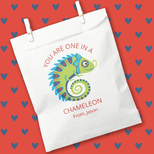 Sacolinha Sala de aulas de Dia de os namorados para Crianças (A cute kids classroom Valentines Day Treat bag featuring a chameleon.)