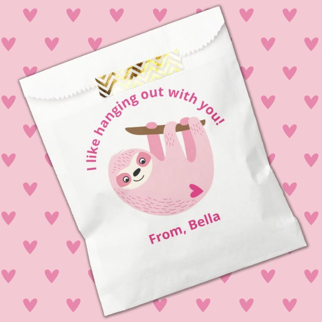 Sacolinha Sala de aulas de Namorados para crianças rosa-bran (A cute pink sloth Valentine's Day Favor Bag. So fun for A school valentine exchange!)