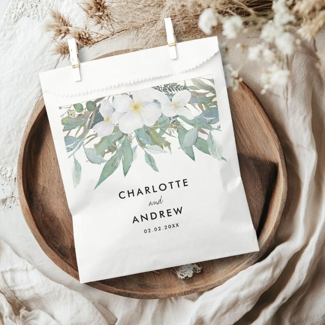 Sacolinha Simples, elegante eucalipto, casamento (Simple, elegant eucalyptus, wedding favor bag with your names and date.)