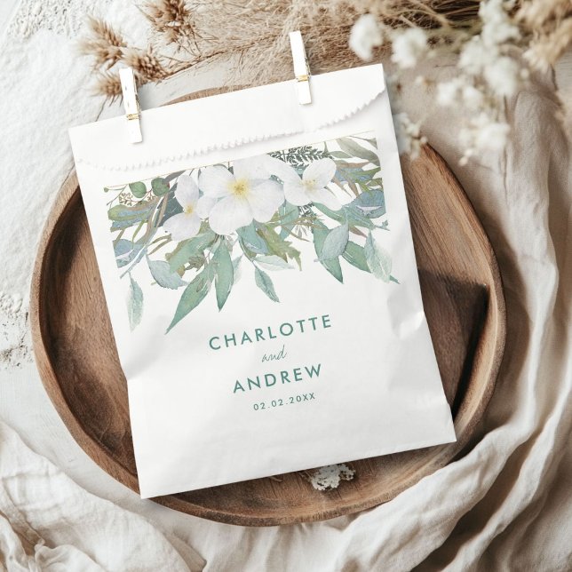 Sacolinha Simples, eucalipto elegante, casamento (Simple, elegant eucalyptus, wedding favor bag with your names and date.)