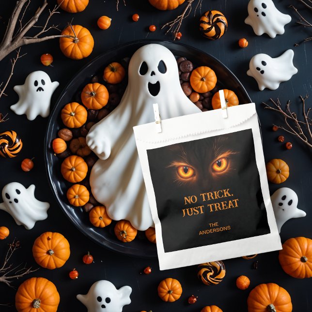 Sacolinha Sinister Glowing Orange Eyes Halloween (Sinister Glowing Orange Eyes Halloween Favor Bags.)