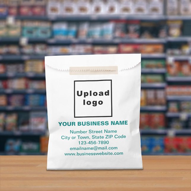Sacolinha Texto verde Teal Marca comercial na barra de papel (Paper bag with teal green text business branding displayed in a store)