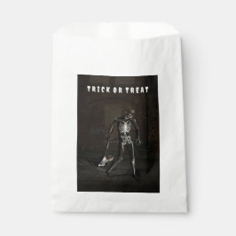 Sacolinha Trick or Treat. Man dressed as skeleton