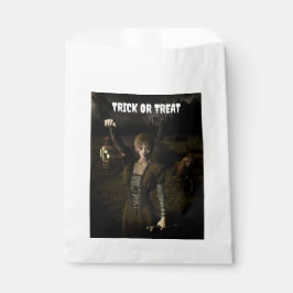 Sacolinha Trick or Treat. Thin female carrying lamp