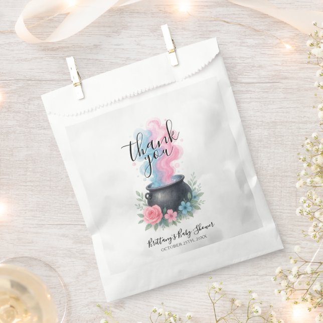 Sacolinha Um Bebê Está A Criar Caldeirão De Halloween (Cortado)