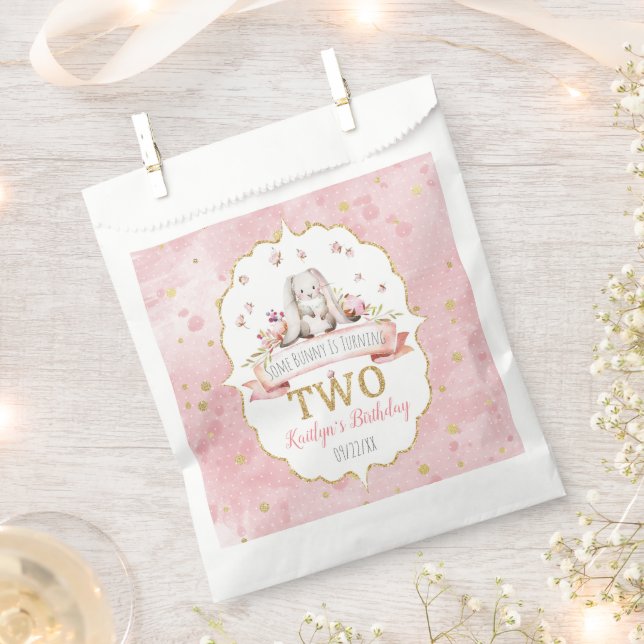 Sacolinha Um coelho está virando dois segundos aniversários (Cortado)