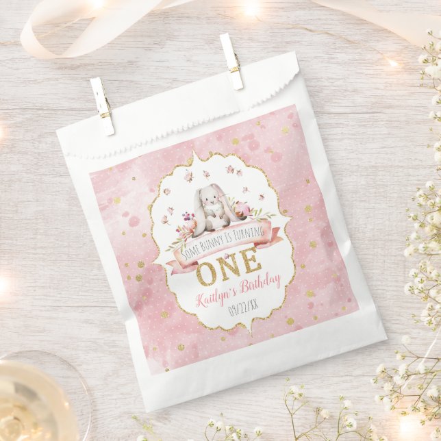 Sacolinha Um coelho está virando um primeiro aniversario (Cortado)