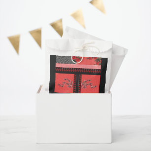 Sacolinha um design de papel de parede vermelho e preto