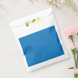 Sacolinha um fundo azul com um relógio preto e branco