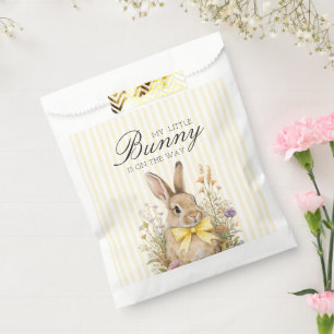 Sacolinha Um lindo coelhinho floral com laço amarelo para Ba