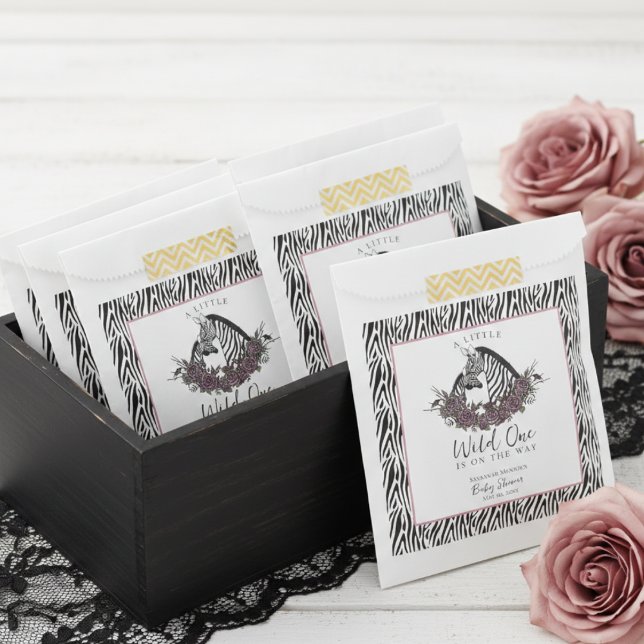 Sacolinha Um Pequeno Estampa de Zebra Selvagem Crianças (Cute Jungle Animals Baby Shower Favor Bags with Baby Zebra, Mama Zebra, Zebra Print and Pink Border)