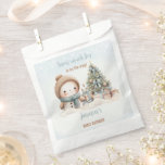 Sacolinha Vintage Snowman Blue Christmas Boy Chá de fraldas<br><div class="desc">Um chá de fraldas de Natal bonito favorece bolsas com um bonitinho bonitinho bonitão,  árvore de Natal com presentes e neve em azul,  com vibrações vintage. Personalize facilmente o texto - Kate Eden Art</div>