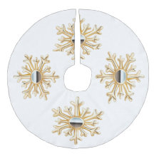 Dourada saia de árvore com flocos de neve