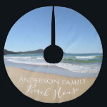 Saia Para Árvore De Natal De Poliéster Beach House<br><div class="desc">Adicione o estilo costeiro à sua casa com esta saia personalizada de árvore perfeita para a sua casa de praia neste Natal. A design apresenta uma fotografia de um tipo das ondas azuis tranquilas e areia macia das Rochas de Selo, ao largo da costa de Sydney, Austrália. O texto branco...</div>