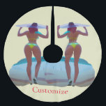 Saia Para Árvore De Natal De Poliéster Bikini Booty Beach Girl Thunder_Cove<br><div class="desc">Curvaceous Bikini Booty Beach Girl vestindo chapéu grande para personalizar,  personalizar mudando para seu nome</div>