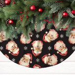Saia Para Árvore De Natal De Poliéster Black Vintage Santa Claus Face Watercolor<br><div class="desc">Adicione um toque de charme nostálgico à sua decoração de férias com nossa Nação Negra Vintage Santa Claus Rosto Árvore de Aquarela. Esta saia festiva de árvore apresenta um delicioso padrão aquoso de faces clássicas de Papai Noel, colocadas sobre um fundo vibrante, enfeitiçadas com flocos de neve delicados. Perfeito por...</div>