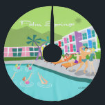 Saia Para Árvore De Natal De Poliéster Camisa da árvore do Hotel Retro Palm Primaveras<br><div class="desc">Esta saia da árvore de Natal do Hotel Retro Palm Primavera é tão fabulosa quanto é gatinha. A sua fachada gigantesca e brilhante do arco-íris é atormentada pelas montanhas verdes limões e pelas espetacularmente icônicas palmeiras. Há uma festa acontecendo na piscina com as belezas balneares e músculos mastigando vitamina D...</div>