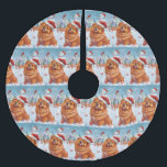 Saia Para Árvore De Natal De Poliéster Chow Chow Winter Wonderland Natal Joy<br><div class="desc">Este design festivo captura o espírito alegre da época de férias, apresentando um adorável filhote vestindo um chapéu de Papai Noel. O cachorro está aninhado numa terra maravilhosa de inverno, completo com um boneco de neve, uma árvore de Natal decorada, e presentes lindamente envoltos. Os flocos de neve caem suavemente,...</div>