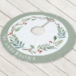 Saia Para Árvore De Natal De Poliéster Christmas Winter Berries Wreath Custom Family Name<br><div class="desc">Camisola de árvore de Natal personalizada com nome familiar personalizado rodeada por uma elegante camada de Natal com verde de inverno e bagas vermelhas.</div>