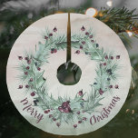 Saia Para Árvore De Natal De Poliéster Festivo Holly e Ivy Wreath Plum<br><div class="desc">Holly Festiva e Ivy Wreath Plum,  Camisa de Natal para suas decorações de Natal. Concebido com o texto: Feliz Natal,  rodeado por uma coloração de ameixa Holly e Green Ivy Branches sobre um fundo de cor verde suave e de ameixa.</div>