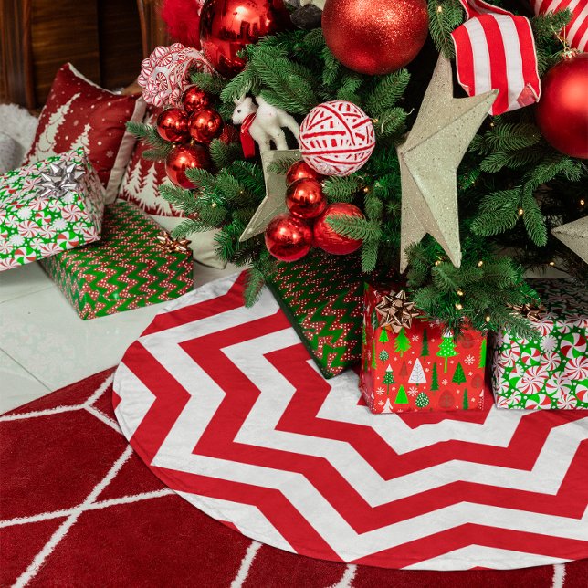 Saia Para Árvore De Natal De Poliéster Festivo Vermelho e Cevon Branco (Festive Red and White Chevron Brushed Polyester Tree Skirt)