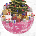 Saia Para Árvore De Natal De Poliéster Flocos de neve brancos e bonitos Monograma de Xadr<br><div class="desc">Elevem sua tradicional decoração de Natal com nossos Flocos de Neve Brancos, Rosa, Flocos de Neve Rosa, Xadrez de Buffalo, Camisa de Árvore de Poliéster Bruta. Esta deliciosa saia-árvore apresenta um charmoso fundo de verificação na xadrez clássica de búfalos, adornada com flocos de neve brancos bonitos. É a adição perfeita...</div>