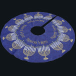Saia Para Árvore De Natal De Poliéster Hanukkah Dourada Família Menorah Chrismukkah<br><div class="desc">Personalize isso agora! Este elegante padrão de ouro menorahs em azul esparso profundo vai parecer adorável debaixo do seu arbusto de Natal ou da sua árvore de Chanucá. Misturar tradições de feriados não precisa ser um desafio para as famílias inter-religiosas; abraçá-las todas com amor. Uma saia da árvore Chrismukkah com...</div>
