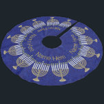 Saia Para Árvore De Natal De Poliéster Hanukkah Dourada Família Menorah Chrismukkah<br><div class="desc">Personalize isso agora! Este elegante padrão de ouro menorahs em azul esparso profundo vai parecer adorável debaixo do seu arbusto de Natal ou da sua árvore de Chanucá. Misturar tradições de feriados não precisa ser um desafio para as famílias inter-religiosas; abraçá-las todas com amor. Uma saia da árvore Chrismukkah com...</div>