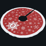 Saia Para Árvore De Natal De Poliéster Monograma Snowflake Árvore de Natal Camisa vermelh<br><div class="desc">Uma saia da árvore de Natal monograma. Camisa vermelha personalizável com flocos de neve brancos e borda branca. Floco de neve grande no centro da frente da saia onde você pode adicionar sua inicial. Uma saia de árvore de Natal personalizada com o monograma do sobrenome da sua família.</div>