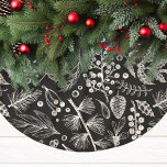 Saia Para Árvore De Natal De Poliéster Natal Botânico Elegante<br><div class="desc">Melhore seu decoro de Natal com uma sofisticada saia da árvore de Natal com um elegante padrão botânico. A design apresenta ilustrações brancas intrincadas de ramos de pínus, holly, bagas e pinecones contra um fundo preto clássico. Feita de poliéster escovado macio, esta saia-árvore adiciona um toque de beleza e refinamento...</div>