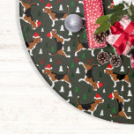 Saia Para Árvore De Natal De Poliéster Padrão de Árvore de Natal do Beagles Santa Hat<br><div class="desc">Este padrão bonito mostra nossos Beagles vestindo Papai Noel com pinheiros verdes e brancos e bagas holly sobre um fundo verde escuro. Um padrão de excelente para qualquer um que ame cachorros Beagle.</div>