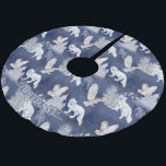 Saia Para Árvore De Natal De Poliéster Presente de Natal Rustic Winter Fox & Owl<br><div class="desc">Esta bonito saia de Natal apresenta um rico fundo azul escuro com uma bela cena de montanhas em um padrão com pinheiros de neve,  raposas brancas e corujas de neve voadoras. Esta saia rústica da árvore é perfeita para sua decoração de casa de férias nesta temporada.</div>