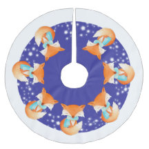 Raposa de inverno embrulhada na camisa da árvore d