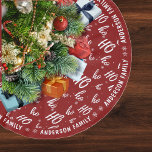 Saia Para Árvore De Natal De Poliéster Red Santa Claus Ho Ho Ho Patterno Natal<br><div class="desc">Red Santa Claus Ho Ho Padrão saia da árvore de Natal. Personalize-o adicionando seu sobrenome/sobrenome da família. decoração de excelente para toda a família.</div>