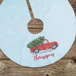 Saia Para Árvore De Natal De Poliéster Roteiro Cónico de Natal Cólvora Riqueza Vermelha<br><div class="desc">Esta design apresenta uma saia da árvore de caligrafia de natal bonitinha com uma simples cor vermelha rústica, um floco de neve de inverno caindo, um feriado químico branco com tendência na moda, madeiras antiquadas, floresta antiga de inverno cena da árvore de natal, um clássico verde-vermelho-azul-clássico, decoração de natal, nome...</div>