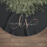 Saia Para Árvore De Natal De Poliéster Script Feminino Dourado Preto Moderno Monograma<br><div class="desc">Escoamento de Árvore Monograma Dourado Preto Moderno. Personalize facilmente esta moderna porta copos de saia-árvore com o seu monograma e nome personalizados.</div>