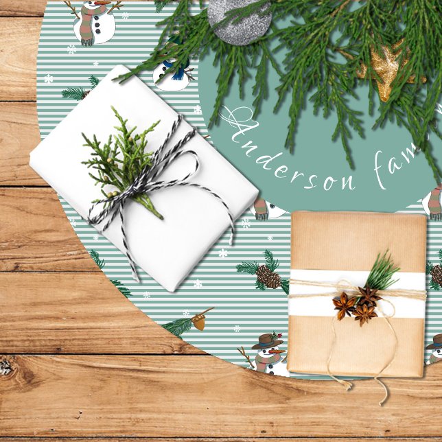 Saia Para Árvore De Natal De Poliéster Simpáticos muñecos de nieve sobre fondo rayado (Cute snowmen in a green and white stripes brushed polyester tree skirt
)