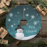 Saia Para Árvore De Natal De Poliéster Teal Snowman Winter Scense Christmas Tree Skirt<br><div class="desc">Adicione um toque balbucioso debaixo da sua árvore de Natal nesta temporada de Natal com um Teal Snowman Winter Scene Christmas Tree Skirt. Design de saia-árvore apresenta um boneco de neve feliz em uma cena de ventania de neve contra um fundo de terra adornado com flocos de neve de cor...</div>