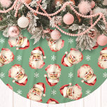 Saia Para Árvore De Natal De Poliéster Verde Vintage Papai Noel Face Watercolor<br><div class="desc">Adicione um toque de encanto nostálgico à sua decoração de férias com nossa Vintage Santa Claus Verde Face Watercolor Tree Skirt! Esta saia festiva de árvore apresenta um delicioso padrão aquoso de faces clássicas de Papai Noel, colocadas sobre um fundo vibrante, enfeitiçadas com flocos de neve delicados. Perfeito por trazer...</div>
