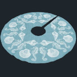 Saia Para Árvore De Natal De Poliéster Vintage Beach Cottage Seashells White Blue<br><div class="desc">Preencha sua cena de feriado na praia ou litoral com sua saia de árvore personalizada.  O design do oceano apresenta cavalos marinhos e conchas em um padrão atraente. Fundo azul claro meio tonado com casca branca vintage e padrão de cavalo marinho.</div>