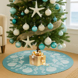 Saia Para Árvore De Natal De Poliéster Vintage Beach Cottage Seashells White Blue<br><div class="desc">Complete a sua cena de feriado na praia ou litoral com sua própria saia de árvore personalizada. A design do oceano apresenta cavalos e conchas do mar em um padrão atraente. Fundo azul claro meio tonado com casca branca vintage e padrão de cavalo marinho.</div>