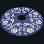 Saia Para Árvore De Natal De Poliéster Vintage Beach Cottage Seashells White Blue<br><div class="desc">Complete a sua cena de feriado na praia ou litoral com sua própria saia de árvore personalizada. A design do oceano apresenta cavalos e conchas do mar em um padrão atraente. Fundo meio tonado azul escuro com casca branca vintage e padrão de cavalo marinho.</div>